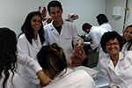 Aula prática com coração de boi no curso de fisioterapia