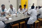 Aula prática no Laboratório de Química