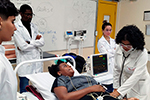 Alunos de Enfermagem realizam práticas laboratoriais na disciplina de Saúde do Adulto